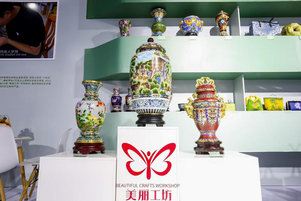 图为参展的景泰蓝作品